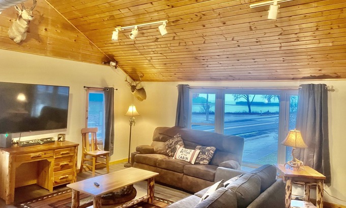 Eastman Apartment | River View 3 bedroom/2bath top level apartment