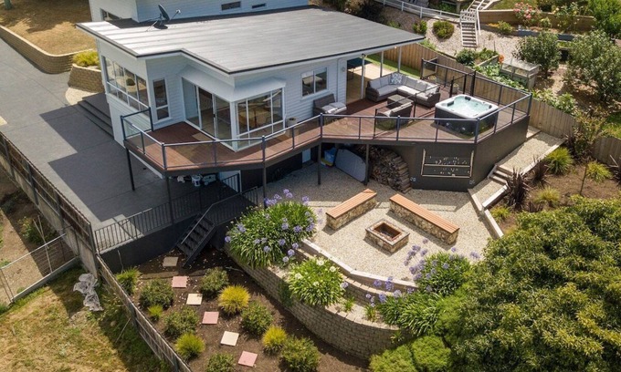 Bellerive House | River View Holiday House 10 min to CBD. Sleeps 8
