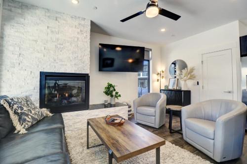 Willow Grove Apartment | River West 611 condo