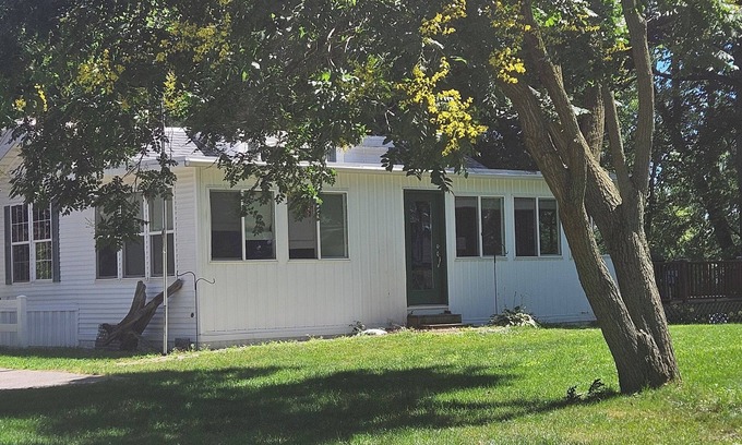 West Olive Cottage | River with boat launch and lake. Kayaks and paddle boards included!