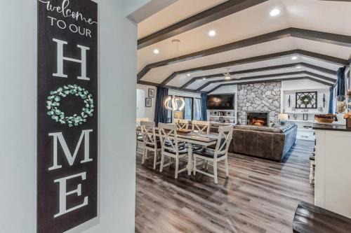 Niles House | RiverEdge Haven Hot Tub, 5 Beds, Kayaks Near ND