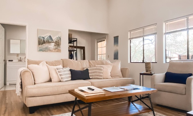Three Rivers House | Riverfront 1 bdrm private bungalow near Sequoia National Park