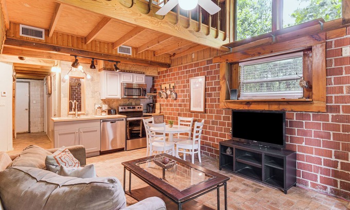 Fairhope Cabin | Riverfront Angler's Cabin in Fairhope w/Deck!