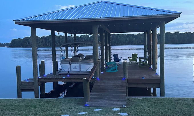 Welaka House | RIVERFRONT BRAND NEW BEAUTIFUL 3-BR Home Welaka, Deck, Dock BRING YOUR OWN BOAT!