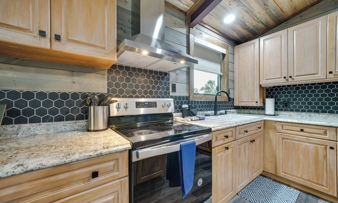 Golden Cabin | Riverfront Broken Bow Cabin w/Private Hot Tub!