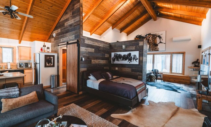 Grantsdale Cabin | Riverfront Cabin with Glamping Hut