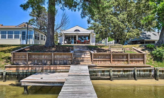Deltaville Cottage | Riverfront Cottage: Fire Pit & Kayaks