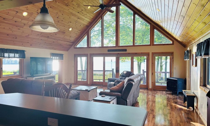 Clayton Cottage | Riverfront Cottage with a Majestic View- Hidden Gem