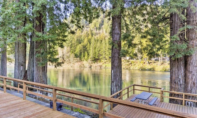Crescent City House | Riverfront Crescent City Home, 8 Mi to Beach!