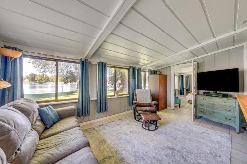 Dixon House | Riverfront Dixon, Illinois, Vacation Rental!
