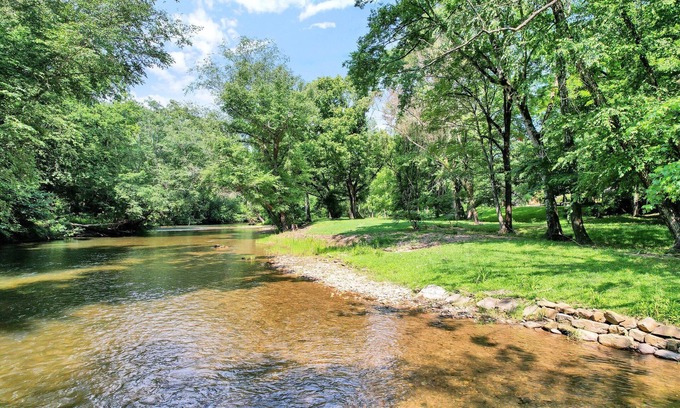Conasauga House | Riverfront home 3BD room/2 Full bath Sleep 6-7 only 12 minutes from Ocoee River