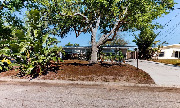 Bayshore Gardens House | Riverfront house with chef's kitchen, deck, open concept, & grill - dog-friendly
