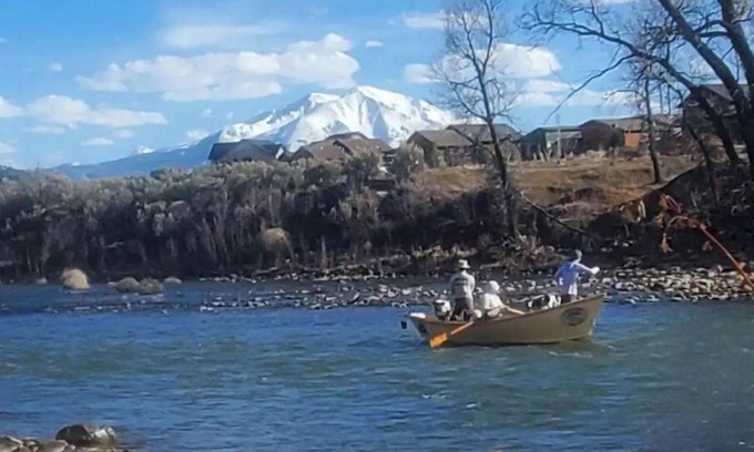 Glenwood Springs Cabin | Riverfront, Indoor, Outdoor Jacuzzi, Warm and Cozy. You're gonna love it!