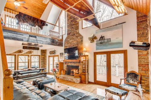 Rutherfordton House | Riverfront Lake Lure Lodge with Deck on 13 Acres