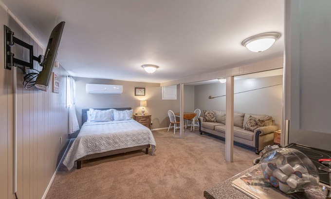 Bluff City House | Riverfront- Lower Unit | Dock | Smart TV | Wi-Fi