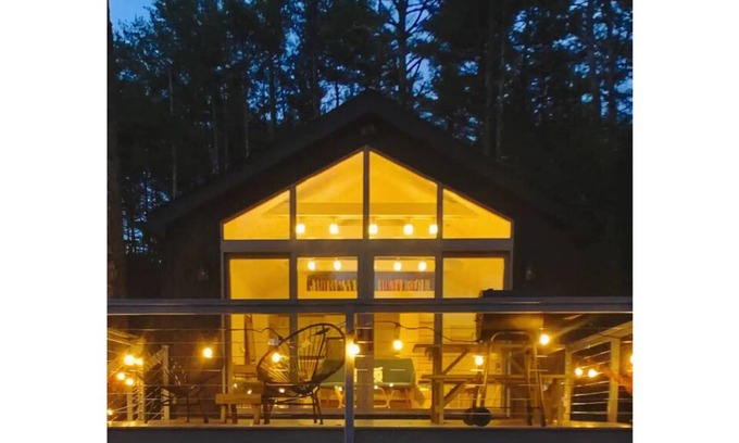 Freehold House | Riverfront modern cabin- 20 minutes to Windham & Hudson