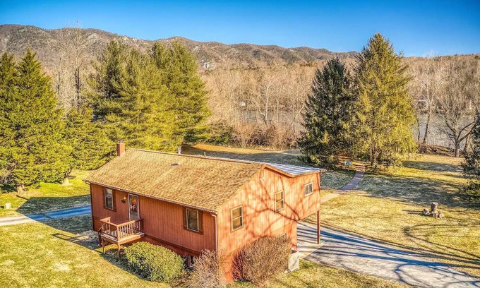 Rileyville Cabin | Riverfront property - kayaks, hot tub, fire pit!