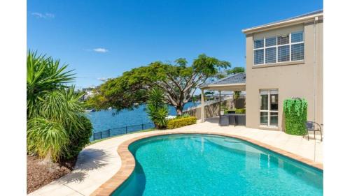 Bundall House | Riverfront Retreat Family Getaway 4BR with Pool