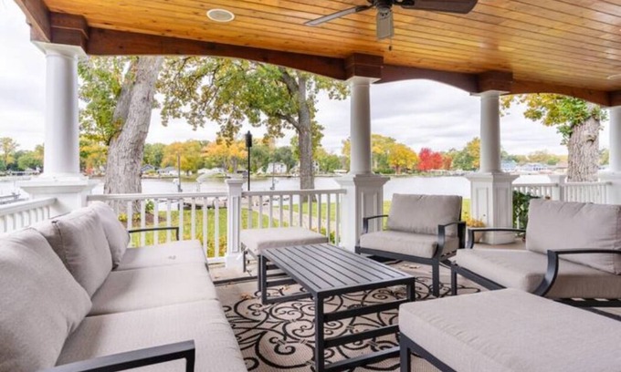 McHenry House | Riverfront Retreat on the Fox River