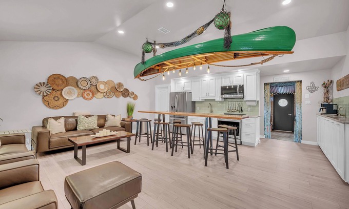 Riesel House | Riverfront Retreat with TiKi BaR! Close to Baylor and Magnolia