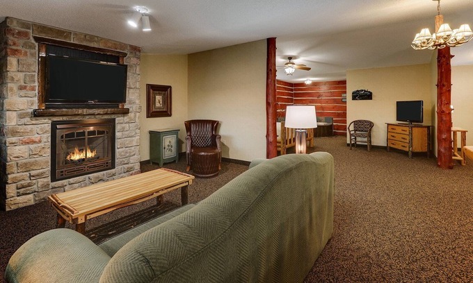 Moline Hotel | Riverfront Rustic Retreat w/Indoor/Outdoor Pool & Whirlpool, Parking