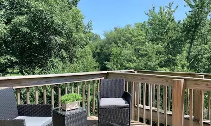 Yorkville Apartment | Riverfront/RW Waterpark/Kayak & Canoe/Fishing/Free WIFI/Comfy beds