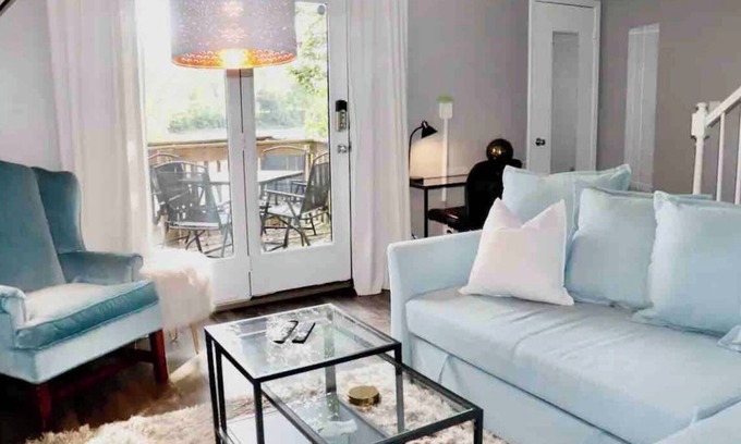 Yorkville House | Riverfront Townhome in Downtown Yorkville