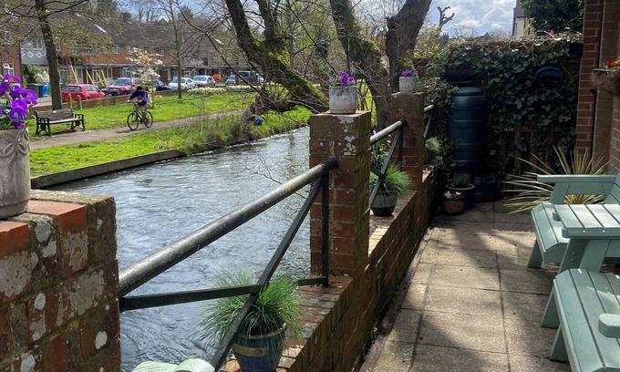 Winchester Cottage | RIVERGEM - RIVERSIDE COACH HOUSE, pet friendly in Winchester