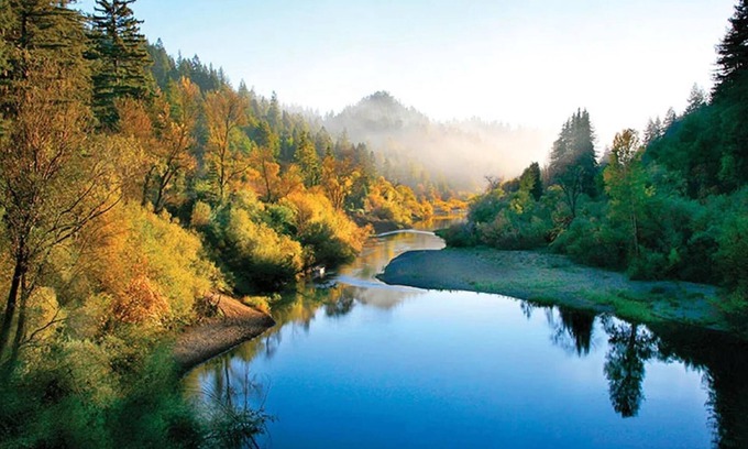 Healdsburg House | Rivers Breeze | Complimentary wine tasting at Croix included!