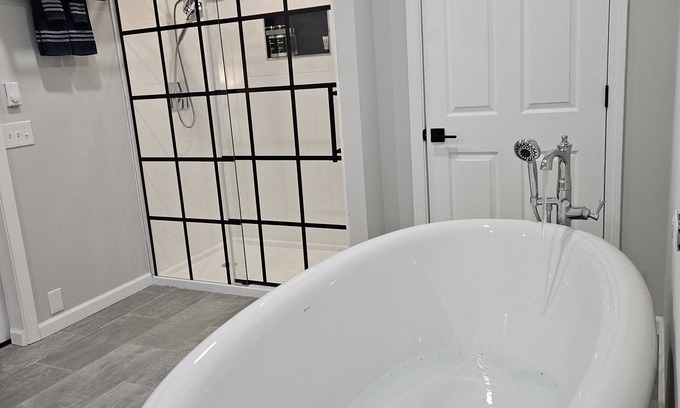 Guilford House | Rivers Edge Unique Newly Renovated River Spa Free-Standing Air Jet Tub retreatn