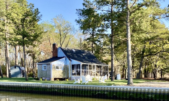 Tyaskin Cabin | Rivers Edge Waterfront Cabin, Private Beach
