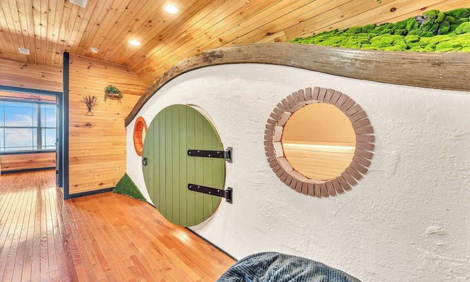 South Pittsburg Cabin | Rivers Ledge Cabin with breathtaking views, hot tub, & indoor pool!