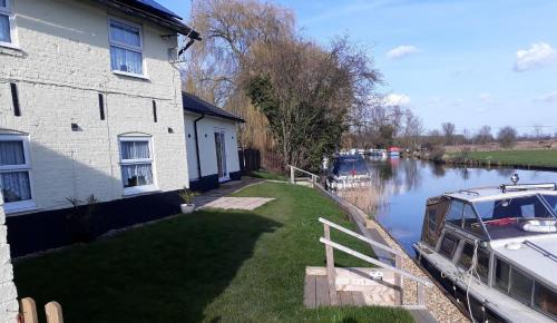 Downham Market House | Riverside 2-Bed Cottage Sleeps 3 with Parking