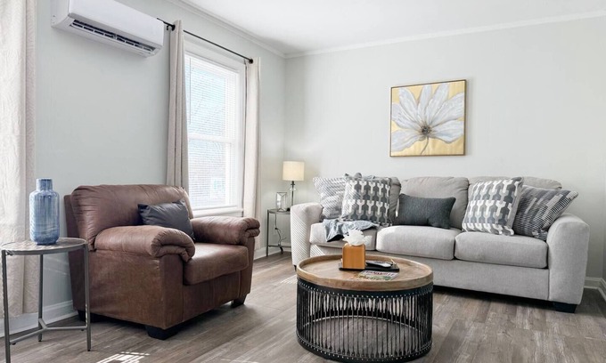 Evansville Apartment | Riverside A2 - QUEEN 2BD/1BA Apt near River