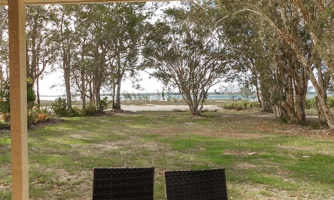 Burrum Heads Villa | Riverside - Burrum Heads- Riverfront - 3BR - River Fishing.
