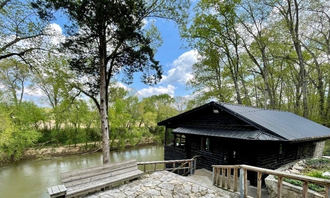 Hadley Cabin | Riverside Cabin | Mammoth Cave | Bowling Green, Kentucky | Corvette Museum