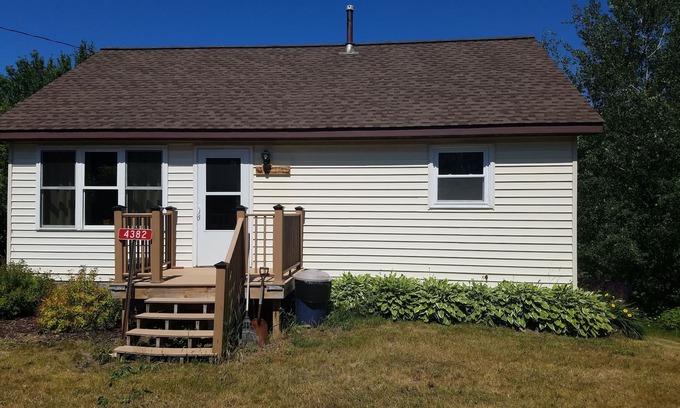 Eagle River House | Riverside Cottage near snowmobile and atv trails and Mt. Bohemia with Wi-Fi!