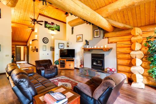 Badger House | Riverside Log Cabin On-Site Aurora Viewing!