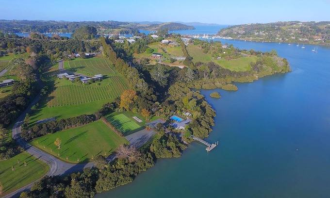 Matakana House | Riverside Matakana luxury apartment style baches