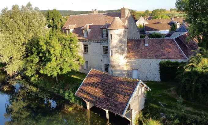 Marnay-sur-Seine House | Riverside monastery: 3-bedroom logis and garden