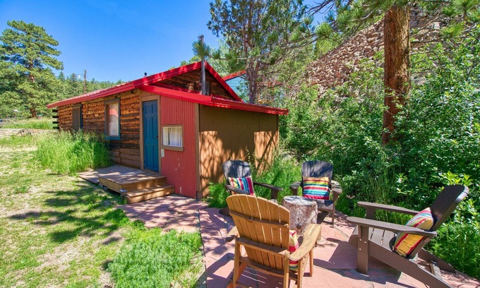 Lyons Cabin | Riverside Mountain Cabin with Patio & Wildlife