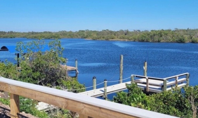Ruskin House | Riverside Oasis - Dock - Shuffleboard