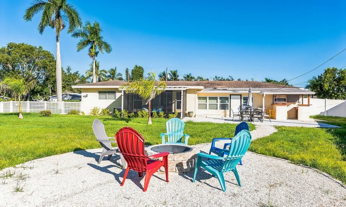 Alabama Grove Terrace House | Riverside Retreat: Deck Bar, Fire Pit, Boat Parking