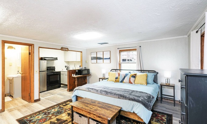 Elkins Cabin | Riverside Retreat*HotTub*2 Suites! 2 Kitchens!