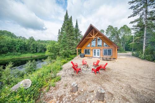 Mansfield-et-Pontefract Ski Chalet | Riverside Retreat: Maazah Cottage