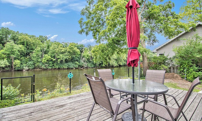 Niles House | Riverside Retreat - Walk to Downtown, YMCA, Fishing!