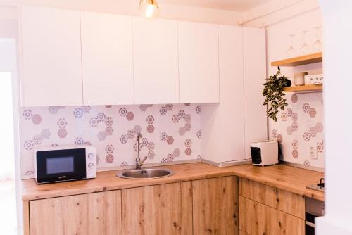 Satu Mare Apartment | Riverside White Apartment