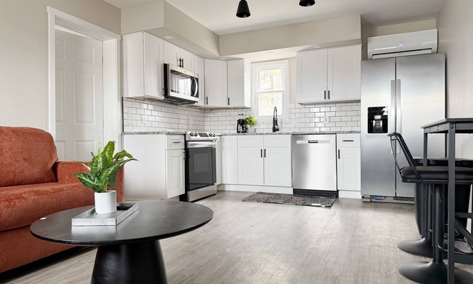 Newburgh Apartment | RiverStone Retreat B