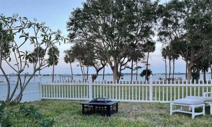 Rockledge House | Riverview 2/1 w/dock & fenced yard-pets stay free
