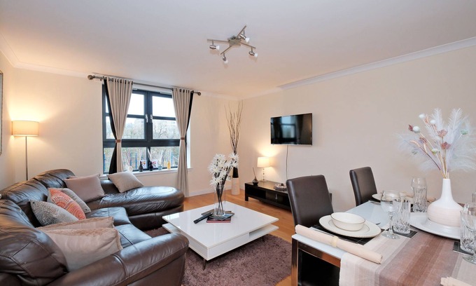 Central Aberdeen Apartment | RiverView-2Br-Sleeps4-CityCentre-Parking-FastWiFi